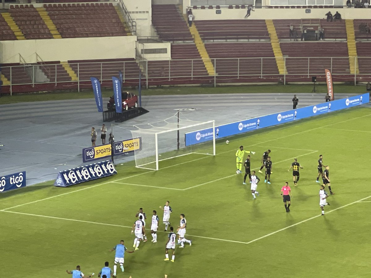 BitacoraPma's tweet photo. 27’ #LPF #CAIvsTAU ¡GOOOOOOOOL del @TauroFC! Llegó la respuesta con Breidy Goluz que prende un balón suelto en el área, tras el saque de esquina.

𝗖𝗔𝗜 𝟭-𝟭 𝗧𝗔𝗨 https://t.co/UpcahVUSas
