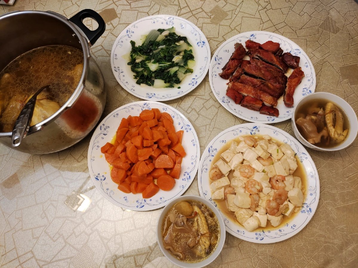 LinLin0716X's tweet image. #dinner  best friend came to my house to show her identity as a chef, and this table is full of my best friend&apos;s works.