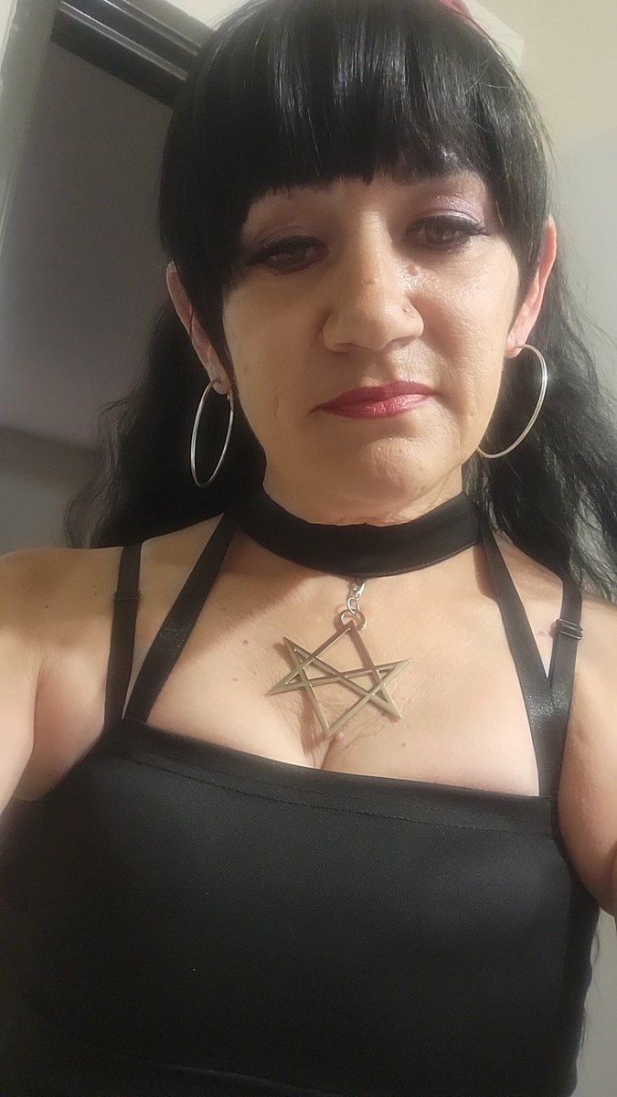 MidniteRavyn's tweet photo. This is cool because it has a #MenOfLetters charm on the choker! #Supernatural https://t.co/FdIWBHNFee