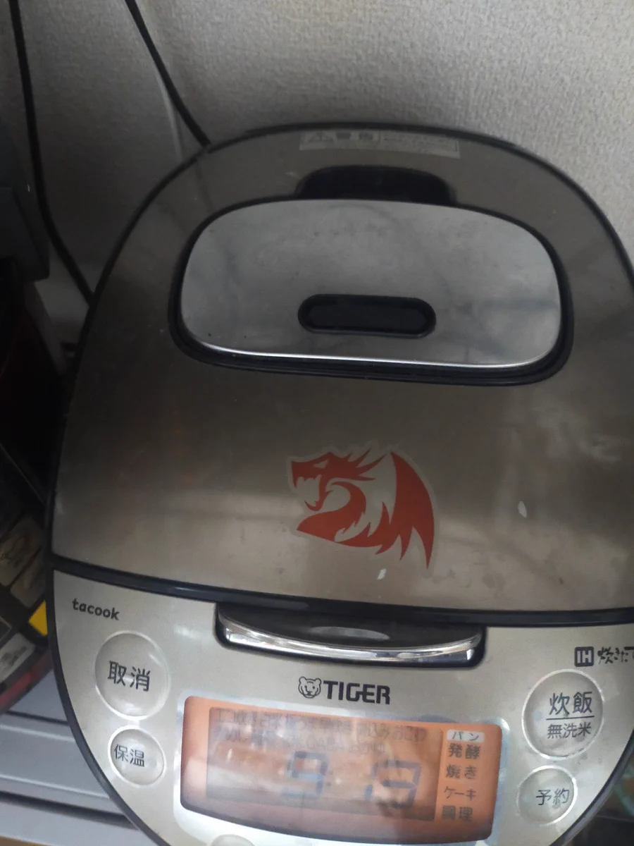 タイガーの炊飯器を、子どもがシールで装飾。ドラゴンのワンポイントが入った炊飯器がダサすぎる！？
