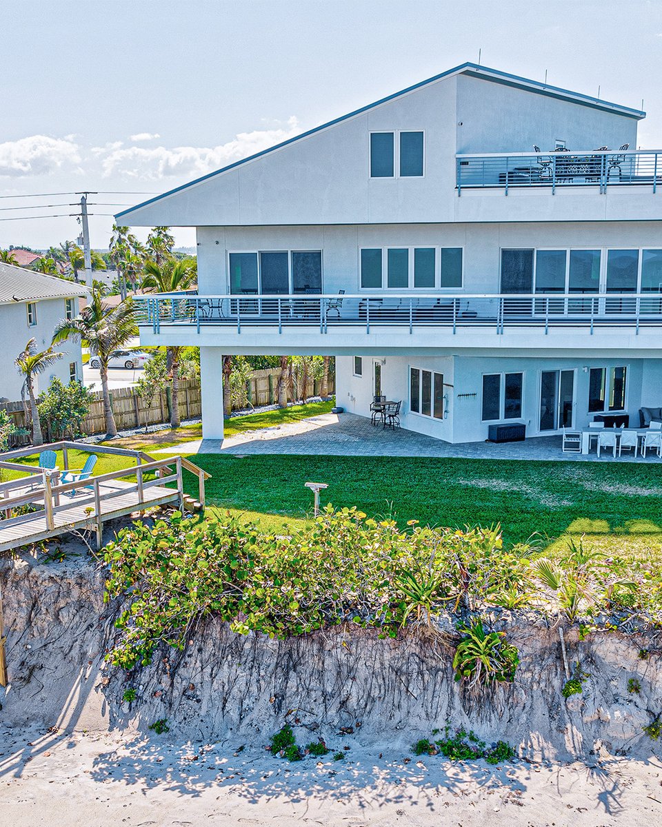 vacasarentals's tweet photo. We've got the perfect spot for you to soak up the sun and surf 🏄‍♀️

This spacious oceanfront home has everything you need for a perfect beach vacation, including a rooftop mini-golf course.

See more of The Three Palms Retreat in Melbourne Beach, FL

https://t.co/DKRnTaDV20 https://t.co/M6c2MpOxoJ