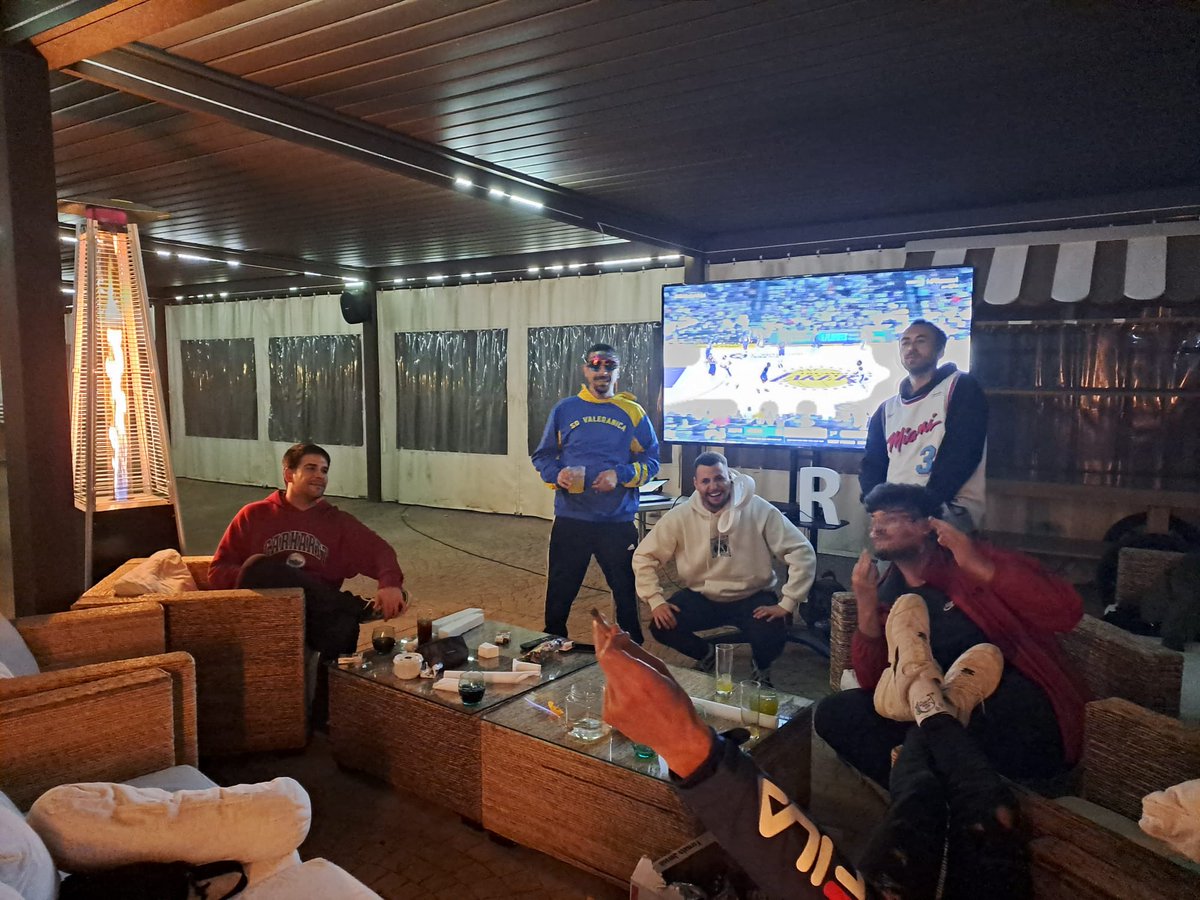 _depablo4's tweet photo. Noche de estufas... Y pantallones!!!
#TiempoDePlayoffs @MovistarNBA @guillegimenez_ @ADaimiel https://t.co/E0VqEWxIxW