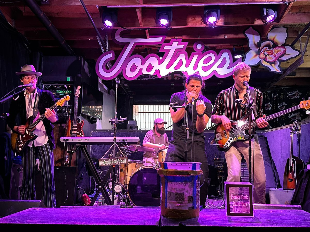 NaveGCollectors's tweet photo. Tootsie’s Broadway Nashville 🔥🔥🔥🔥🔥🔥 https://t.co/GqvclLG6Bl