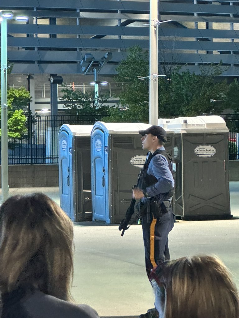krisahhh's tweet photo. I guess guns bigger than the cops themselves are now a necessity for a Taylor Swift concert #ErasTour #metlife #TaylorSwift #EastRutherfordTSTheErasTour https://t.co/VQ6zWcNl4J