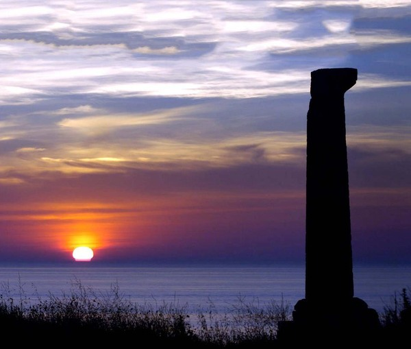 ItalyGroupTours's tweet photo. The only remaining Doric column of the temple of Goddess Hera, 6th c.BC.
It was one of the most important religious locations in Magna Grecia,upon which today stands at #Capocolonna Arch. Park, at about 13 km from the center of #Crotone, #Calabria #Italy https://t.co/kj89cWsAaL