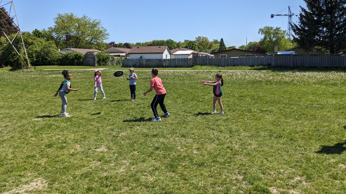 🏃‍♀️🏃‍♂️Ultimate Frisbee!

The room 4 friends are loving learning the rules of ultimate frisbee and enjoying physical activity outside this spring! ☀️