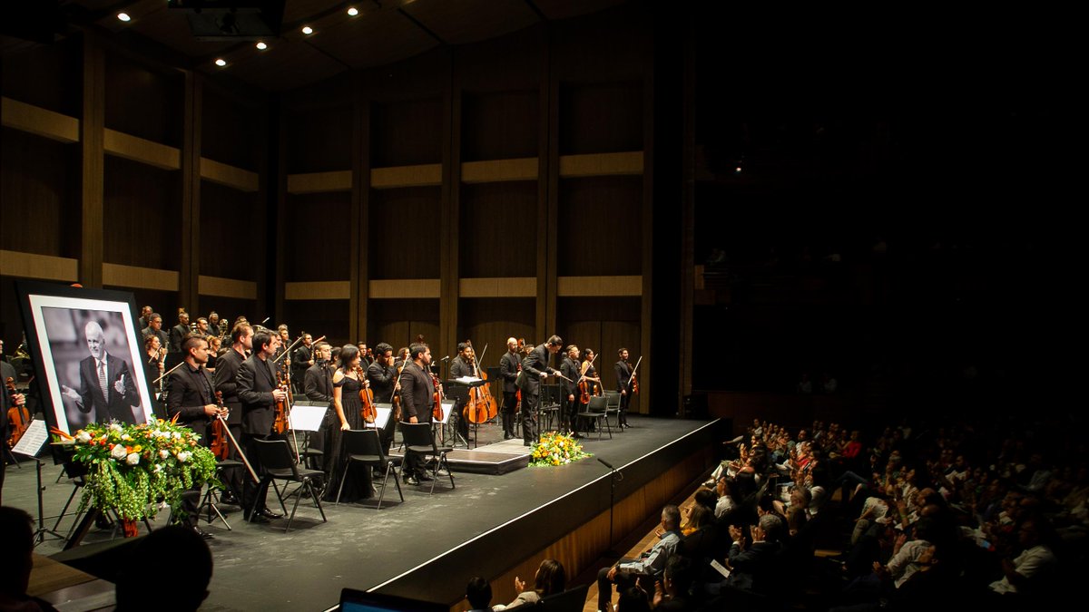 FILGuadalajara's tweet photo. ¡Emotivo concierto en memoria de Raúl Padilla! 🎼 

Bajo la dirección de @ivanlopezr_dir, la Orquesta Solistas de América interpretó algunas de las composiciones más emblemáticas de la música clásica. ✨

Agradecemos la presencia de Mario Vargas Llosa, del rector general de la @udg_oficial, @rvillanueval, de @Marisolschulz, directora general de la FIL Guadalajara, y de María Luisa Meléndrez, directora general del @ConjSantander.

© Josué Nando