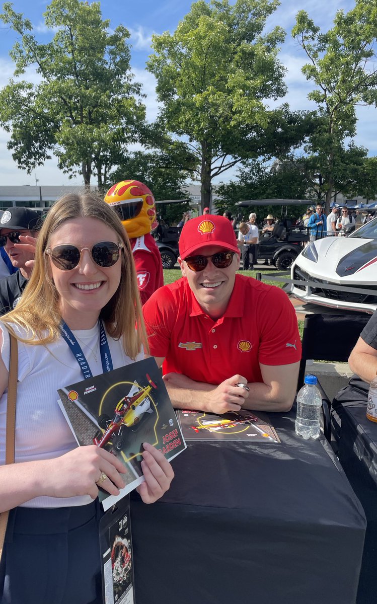 Sir_MPJ's tweet photo. Always everywhere watching and surveying his lands 
@MurderHawk500 
Ps. @josefnewgarden if you win tomorrow you can thank her! Best of luck! 
#Indy500 https://t.co/o2FJLk6Hug