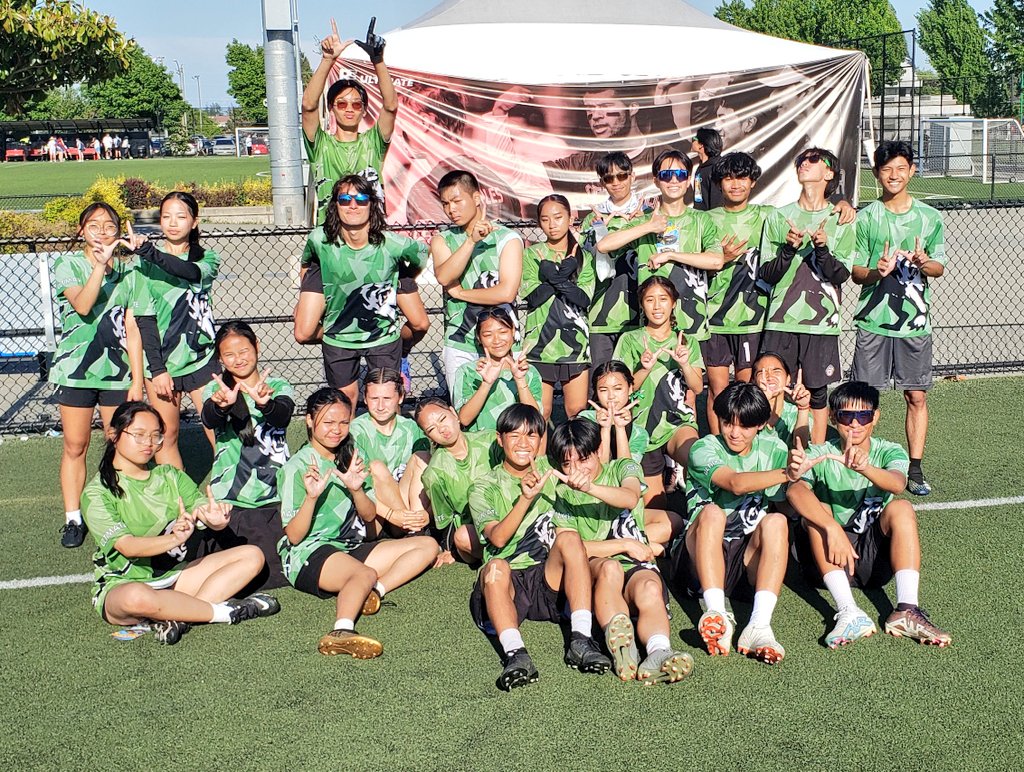 <a href="/GPSabres1/">@Guildford Park</a> Junior Ultimate team remains undefeated this year beating Stratford Hall 9-0, Point Grey 9-6, and Grand Forks 6-2 to win Pool D and move to quarterfinals on Sunday at <a href="/bculti/">BC Ultimate Society</a> #BCHSUC <a href="/SSSAA_SD36/">SSSAA</a>