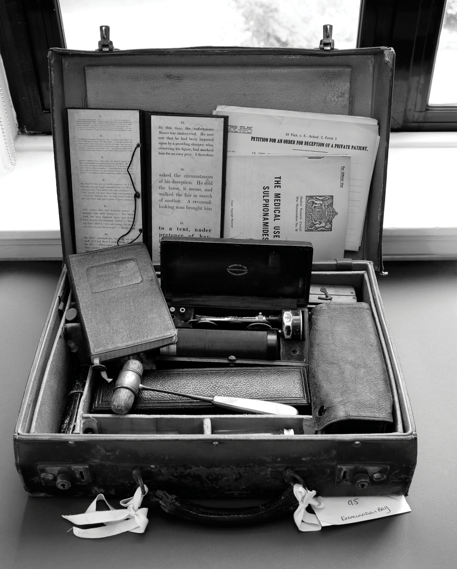 Localize, Localize
Over 13 mos. Gordon Holmes took clinical notes on &gt;300 cases of WWI spinal injuries from C2 to conus.
Determining a thoracic "level," not only did Holmes use standard pin, compass points, cotton wool,temp., vibration, &amp; position testing, he placed his fingers -