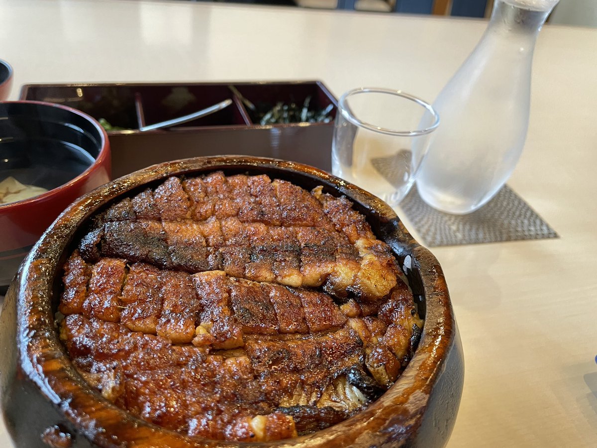 alienizer's tweet image. あつた蓬莱軒でひつまぶし堪能中。
美味しい😋

飲み物は熱田神宮にちなんで日本酒🍶草薙

#あつた蓬莱軒 #ひつまぶし #熱田神宮