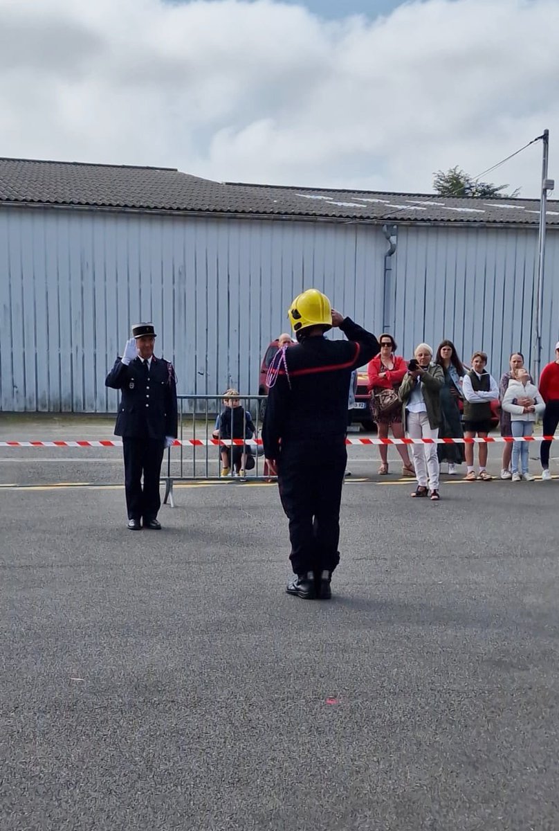 UDSP22's tweet photo. Passation de commandement entre le Capitaine Claude Le Cain et L'Adjudant-Chef Alexandre Thouement (Président de l'UDSP22) au CIS de Lanvollon #UDSP22 #Sdis22 https://t.co/NBnsh4WQNj