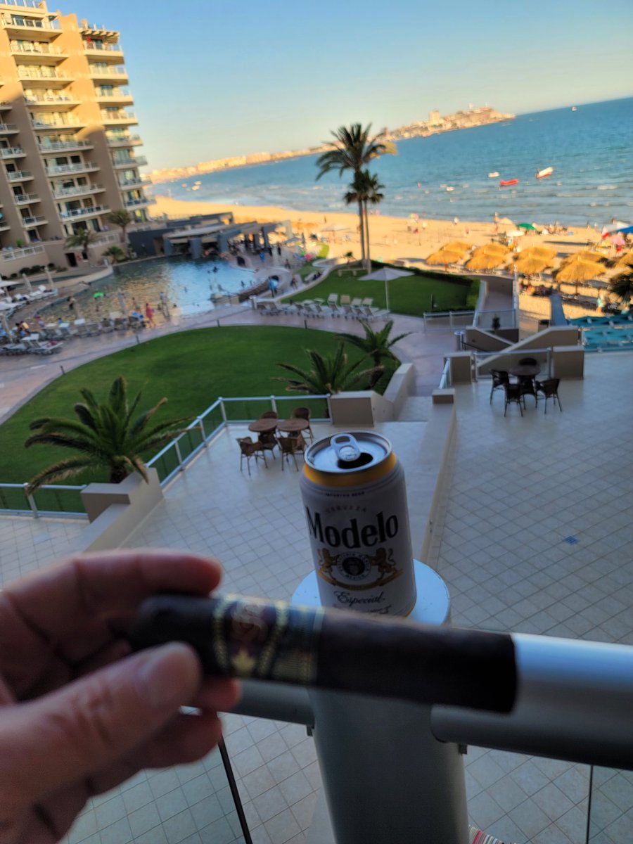 rn this is @Oilersfann83 2nd home and he is in my 2nd home rn i think? #salud #botl & #sotl #cgarlife #rockypoint