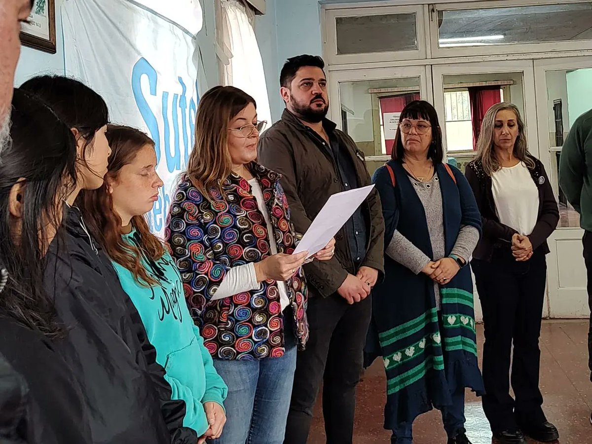 DanteBoeri's tweet image. Desde el @SutebaEchev y la @CTAECHEVERRIAE rendimos homenaje a la compañera Norma Carrizo, docente detenida desaparecida de la Escuela Hogar Evita. Colocamos una placa en su memoria. Venceremos ✌️ @ctabsas @CTAok @SUTEBAProvincia