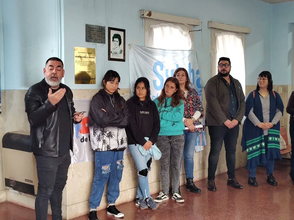 DanteBoeri's tweet image. Desde el @SutebaEchev y la @CTAECHEVERRIAE rendimos homenaje a la compañera Norma Carrizo, docente detenida desaparecida de la Escuela Hogar Evita. Colocamos una placa en su memoria. Venceremos ✌️ @ctabsas @CTAok @SUTEBAProvincia