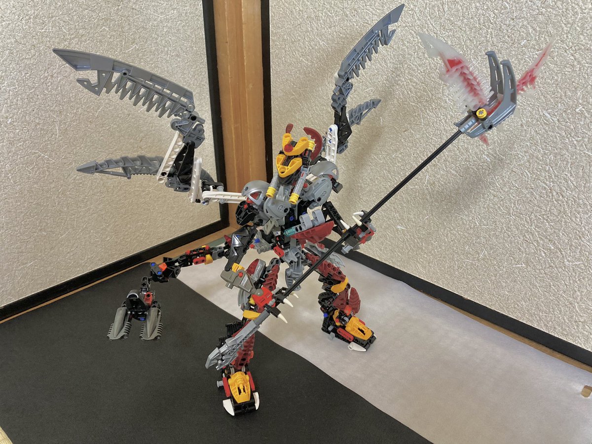 hk11259's tweet photo. 昨晩思い立って急遽作成しなおした、シャドウワン
関節強化とヴォーポラック構造の脚のおかげで大型化とマッシブ化出来て満足。
#バイオニクル
#BIONICLE
#TheShadowedOne https://t.co/F21TEFm1xk