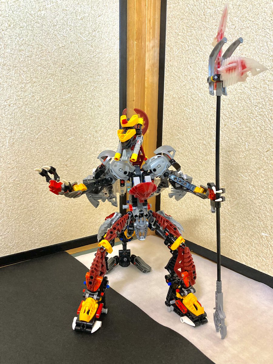 hk11259's tweet photo. 昨晩思い立って急遽作成しなおした、シャドウワン
関節強化とヴォーポラック構造の脚のおかげで大型化とマッシブ化出来て満足。
#バイオニクル
#BIONICLE
#TheShadowedOne https://t.co/F21TEFm1xk