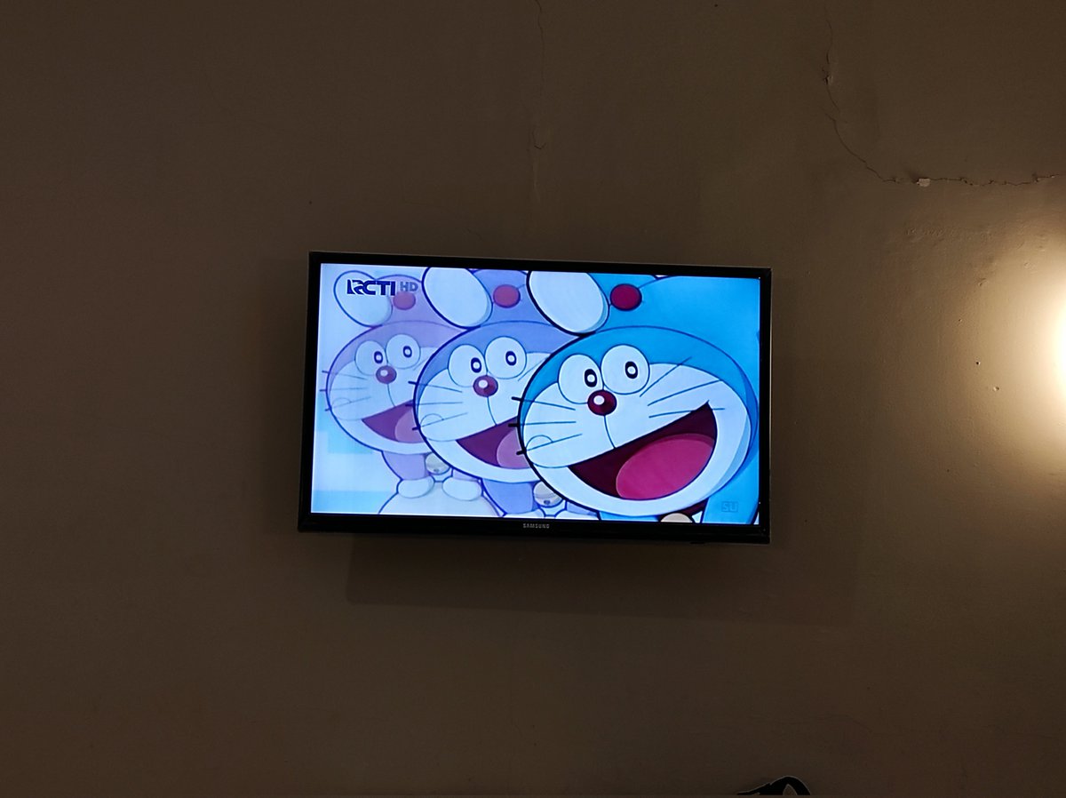 Widino's tweet photo. Kasian bgt anak kecil zaman skrg, mau nonton Doraemon aja harus nungguin acara gosip perselingkuhan dan perceraian dulu.

Mending RCTI balikin deh jadwal hari Minggu kaya tahun 2000an, dari jam 6.30 pagi udah tayangin kartun. https://t.co/jqDaiG0ytJ