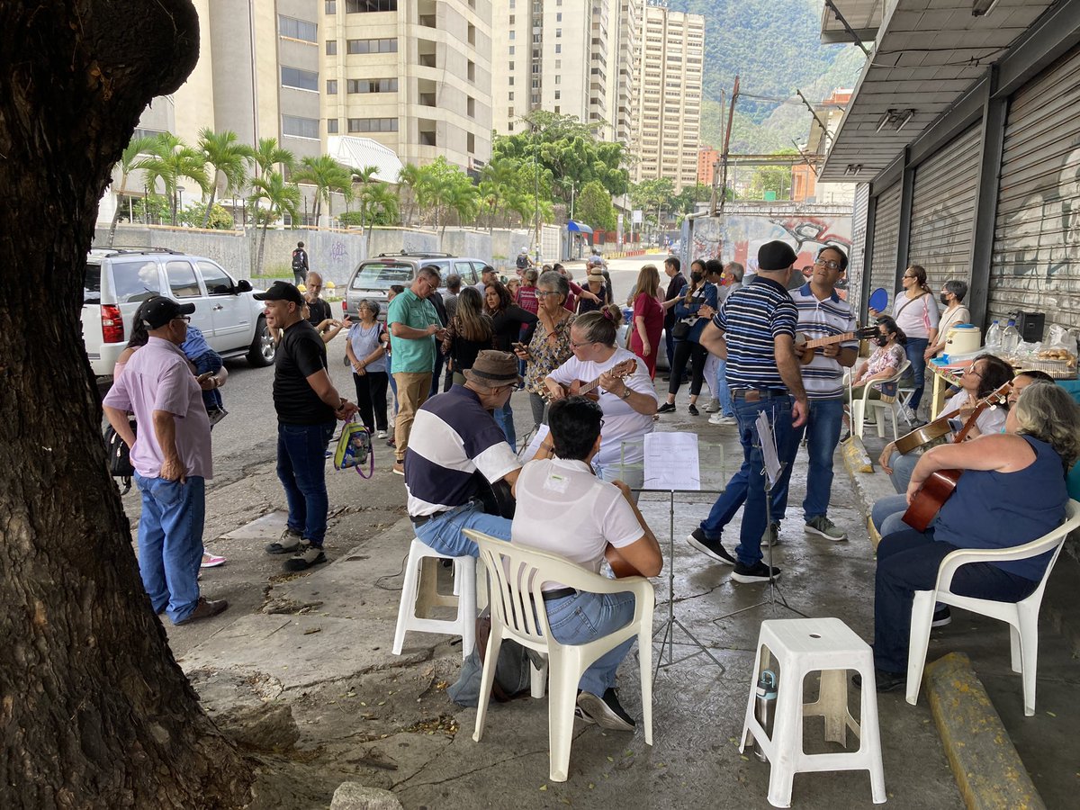 PlantadosCCS's tweet image. Está el samán mutilado de Él Cigarral. Una escena que no debería repetirse nunca más.

Y está la celebración de vecinos de Los Dos Caminos, porque el samán (+100 años), al inicio de la Av Sucre, ahora forma parte del patrimonio municipal. Una escena que debería multiplicarse.