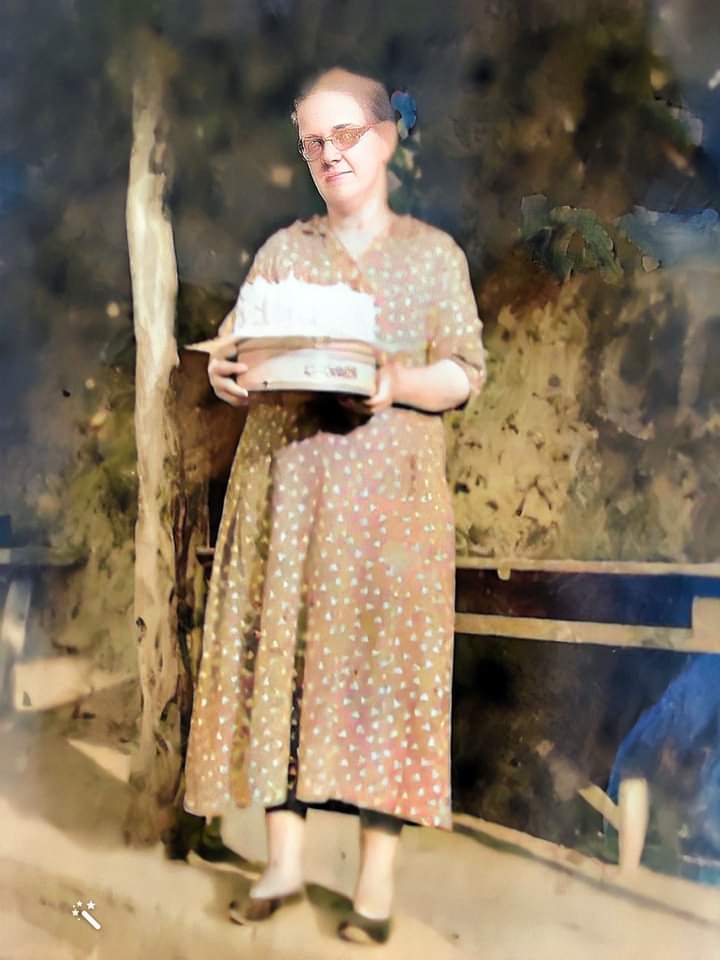 28 de mayo de 1887.  Nace en Macaracas, Ana María Moreno Del Castillo, mejor conocida como La Niña Anita. Fue una mujer piadosa que se caracterizó por su amor al. Prójimo Falleció, en La Heeoica Villa de Los Santos, el 11 de noviembre de 1977. Está en via de beatificación