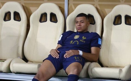 Allthistiime_'s tweet photo. No cantan,no se saben las letras y encima ladran,Louis debe estar contando los minutos para pisar Latam https://t.co/z4aR4T39fK