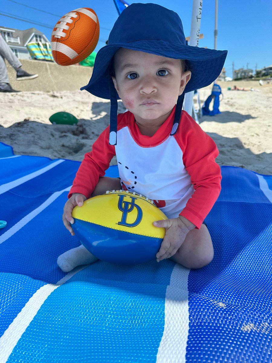 CoachTyler21's tweet photo. Another Tyler to be a future @Delaware_FB Blue Hen 🤔🏈🐔 #FirstBeachDay 🏖️ #MemorialWeekend 🇺🇸 @owen21tyler https://t.co/YBDfwR1omu