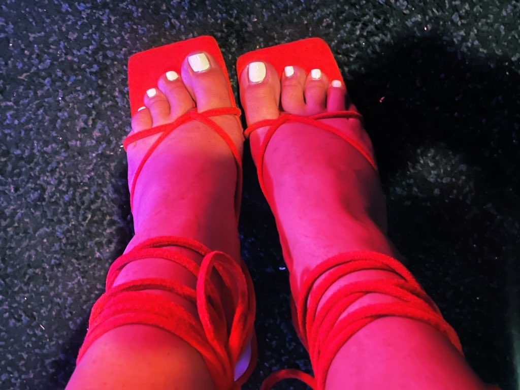 itsprettyashley's tweet photo. @Maturefootlover 👣😏 https://t.co/SrJplz1eK2