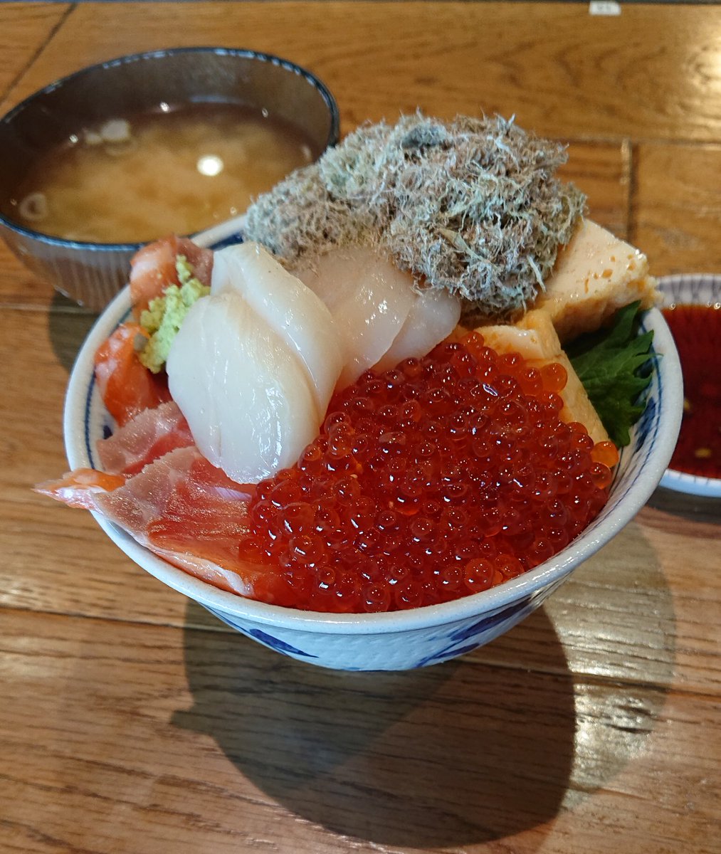 #大宮市場 #いさば寿司 
いつもはマグロ丼なのですが 
#北海丼 提供してました🍚✨
ホタテが甘い♪ ネタ良し👍