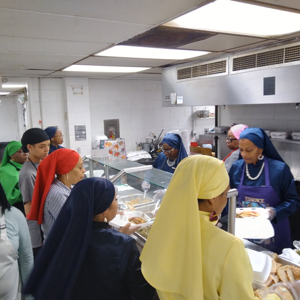 ReubenMuhammad's tweet photo. All Praise is due to ALLAH!
The Mighty MGT&GCC of #MM92 provided hot meals for shelter residents at #OpenDoorMinistries... and the FOI delivered Gifts from the Hon. Minister @LouisFarrakhan... 🙂 ❤
#ActsOfKindness https://t.co/v4obONAhAF