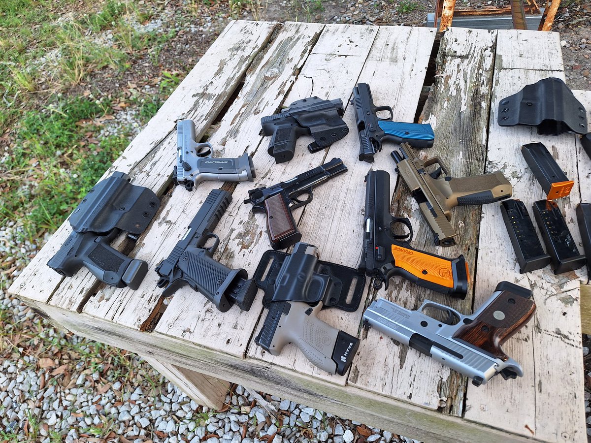 We brought a few of the toys out today for some plinking. 

#Gunday #Funday
#2A #ShallNotBeInfringed