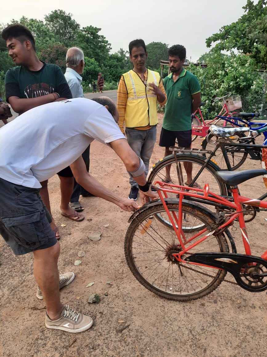 JPDas974's tweet photo. #StaySeen #StaySafe
#RetroReflectors for the cycles prevents cyclist from accident in the dusk. (Jaripaatana,Mancheswa)
@OdishaCalling 
@STAOdisha @CTOdisha @ushapadhee1996 @rto_cuttack @rto_bbsr2 @RtoBbsr_I @DCT_CentralZone @UN_RSF @RoadSafetyNGOs @MORTHRoadSafety https://t.co/42HNMoXTg1