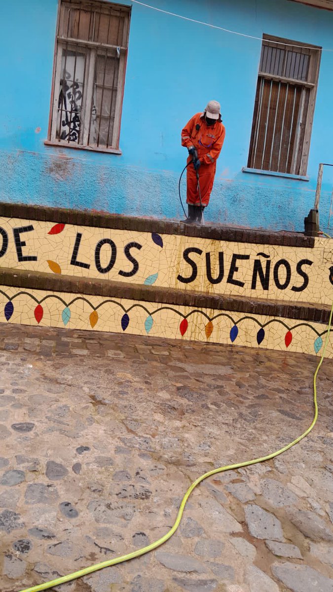 CorpLaMatriz's tweet photo. 👆🏻Está semana realizamos limpieza 🧹 de la #Escaleradelossueños junto a estudiantes de Ética Cristiana de la @pucv_cl, equipo Futvalores ⚽️ y #DonJuan. Una forma de dignificar los espacios públicos porteños 👏👏👏 https://t.co/rd4qJvnCeL