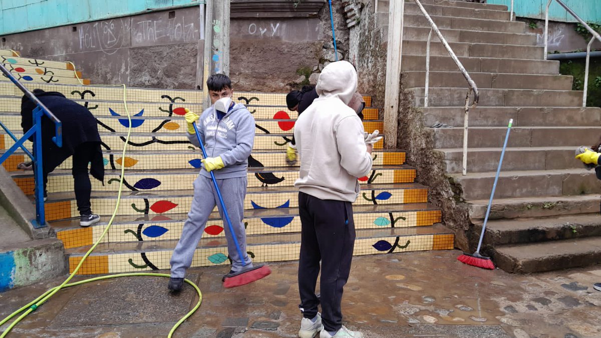 CorpLaMatriz's tweet photo. 👆🏻Está semana realizamos limpieza 🧹 de la #Escaleradelossueños junto a estudiantes de Ética Cristiana de la @pucv_cl, equipo Futvalores ⚽️ y #DonJuan. Una forma de dignificar los espacios públicos porteños 👏👏👏 https://t.co/rd4qJvnCeL