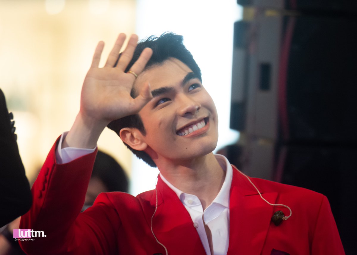LoveUtotheMMax's tweet photo. ทักทายชาวบัตรชั้น2 👋🏻👋🏻

#SRICHANDBetterThanEverEvent
#SRICHAND1948xMileApo
@milephakphum #MilePhakphum 💚 https://t.co/rG5z6FQkYU