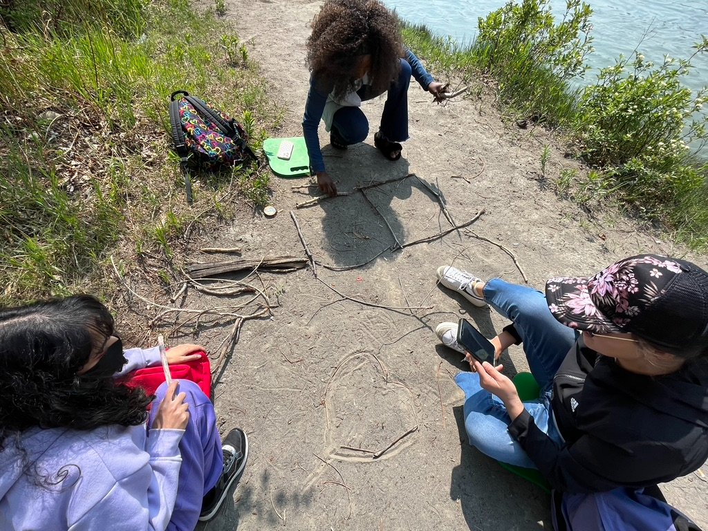 Facultyoutdoors's tweet image. Exploring the park, playing with sticks, enjoying a sit spot...this is what adult learning can look like in ECE programs where learning is experiential and meaningful! #outdoorplay #stickplay #outdoorpedagogyresearch