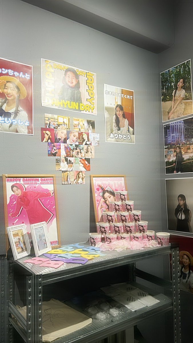 HAPPYDAHYUNDAY_'s tweet photo. 🪐#ダヒョンちゃんが宇宙一幸せな日🚀🌟

ついに、5/28になりました！名古屋では@byeol_coffee 様にてイベントが開催中です！

チケット風ブックマークの特典もゲットできます！

可愛い装飾もございますので、是非ご来店ください！♡#HAPPYDAHYUNDAY #Baby_Superhero_Dub https://t.co/IkCOTirhvV
