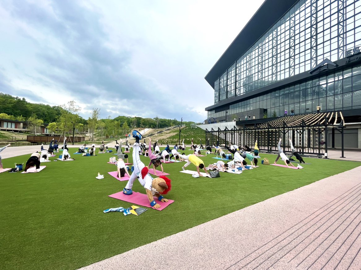 FVillagePR's tweet image. Fビレッジで朝ヨガ☀️

フレップも見事な柔軟性👀

残すは…
6/3(土)松本莉緒さん
6/4(日)浅野佑介さん

一緒にリラックスした時間を過ごしませんか？

✅詳しくはこちら👇
hkdballpark.studio.site/2023/spring#ev…

#PLAYSPRING #yoga 
#Fビレッジ #エスコンフィールド