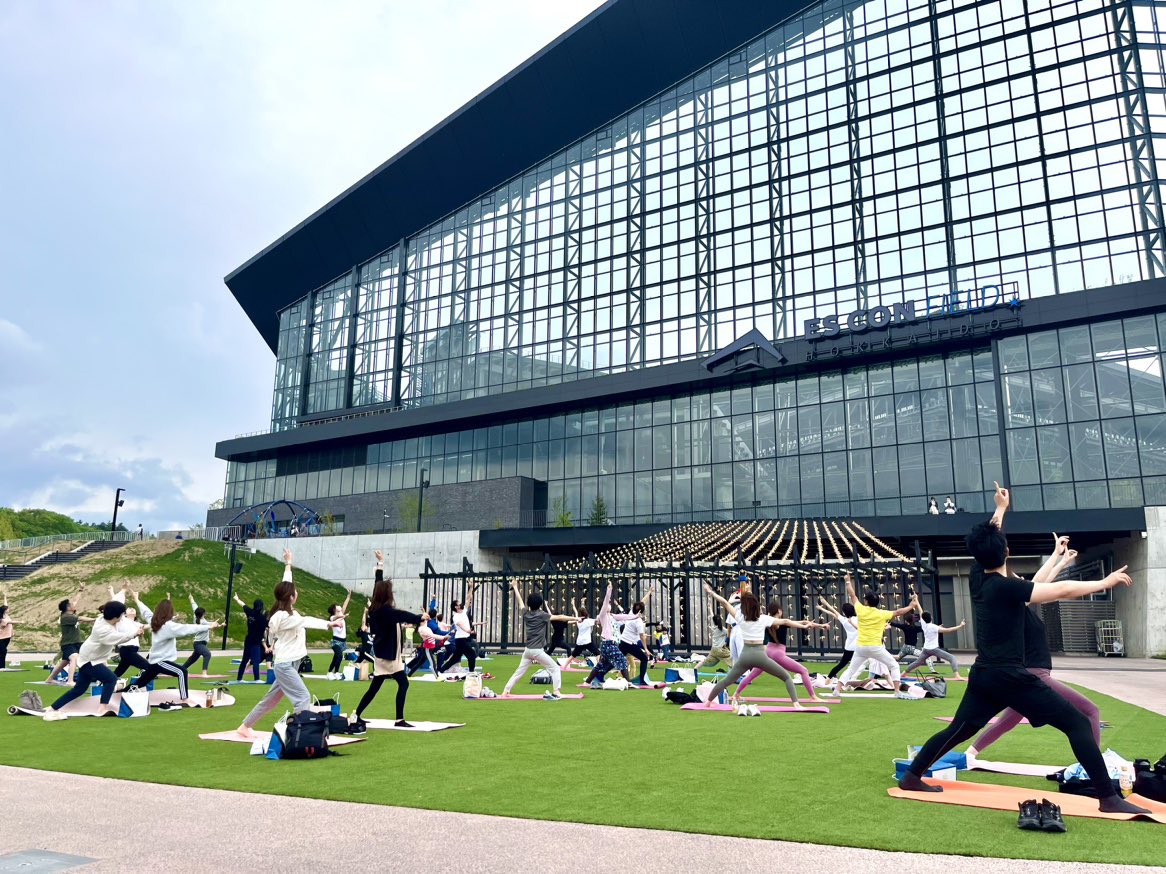 FVillagePR's tweet image. Fビレッジで朝ヨガ☀️

フレップも見事な柔軟性👀

残すは…
6/3(土)松本莉緒さん
6/4(日)浅野佑介さん

一緒にリラックスした時間を過ごしませんか？

✅詳しくはこちら👇
hkdballpark.studio.site/2023/spring#ev…

#PLAYSPRING #yoga 
#Fビレッジ #エスコンフィールド