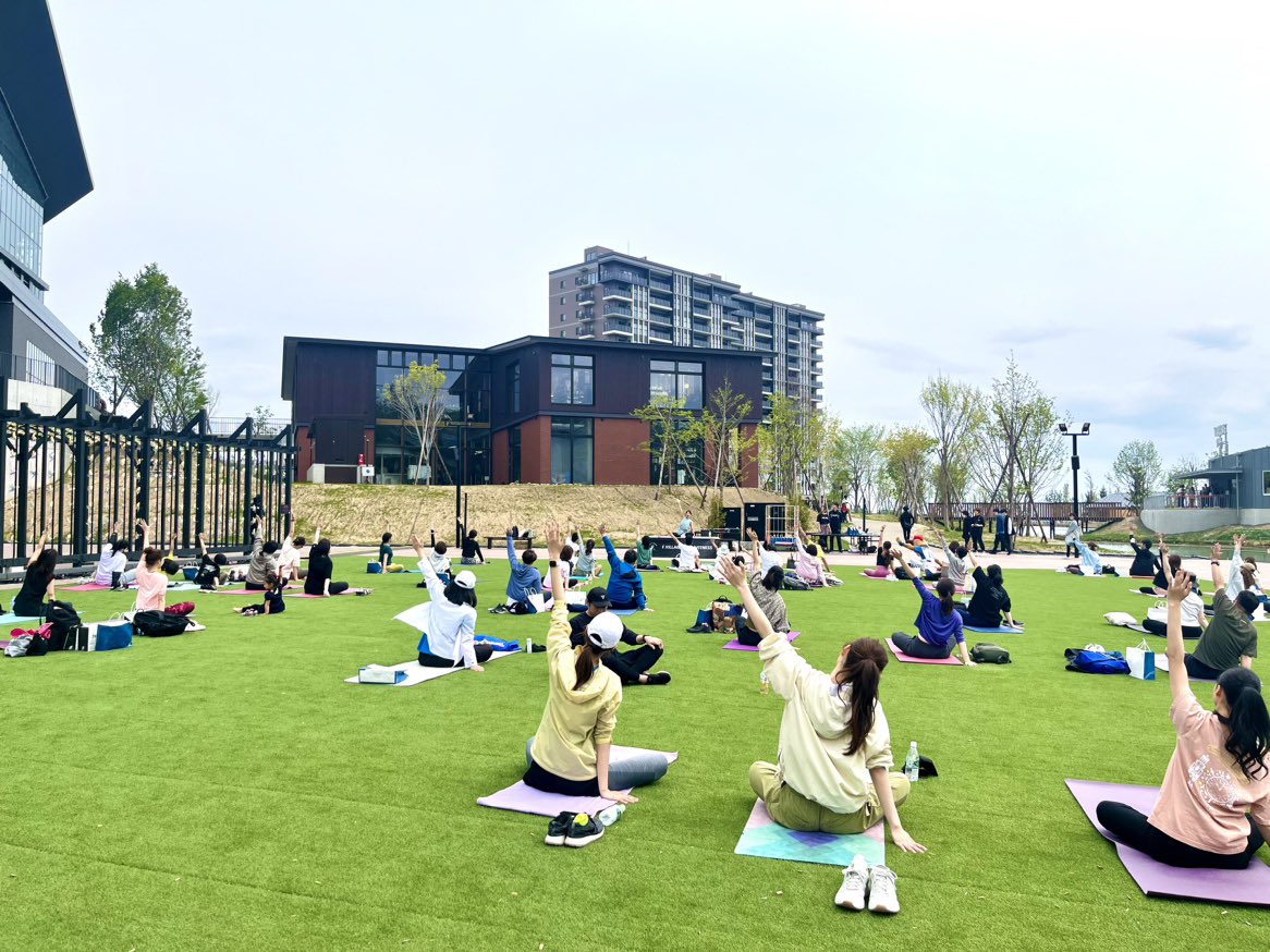 FVillagePR's tweet image. Fビレッジで朝ヨガ☀️

フレップも見事な柔軟性👀

残すは…
6/3(土)松本莉緒さん
6/4(日)浅野佑介さん

一緒にリラックスした時間を過ごしませんか？

✅詳しくはこちら👇
hkdballpark.studio.site/2023/spring#ev…

#PLAYSPRING #yoga 
#Fビレッジ #エスコンフィールド