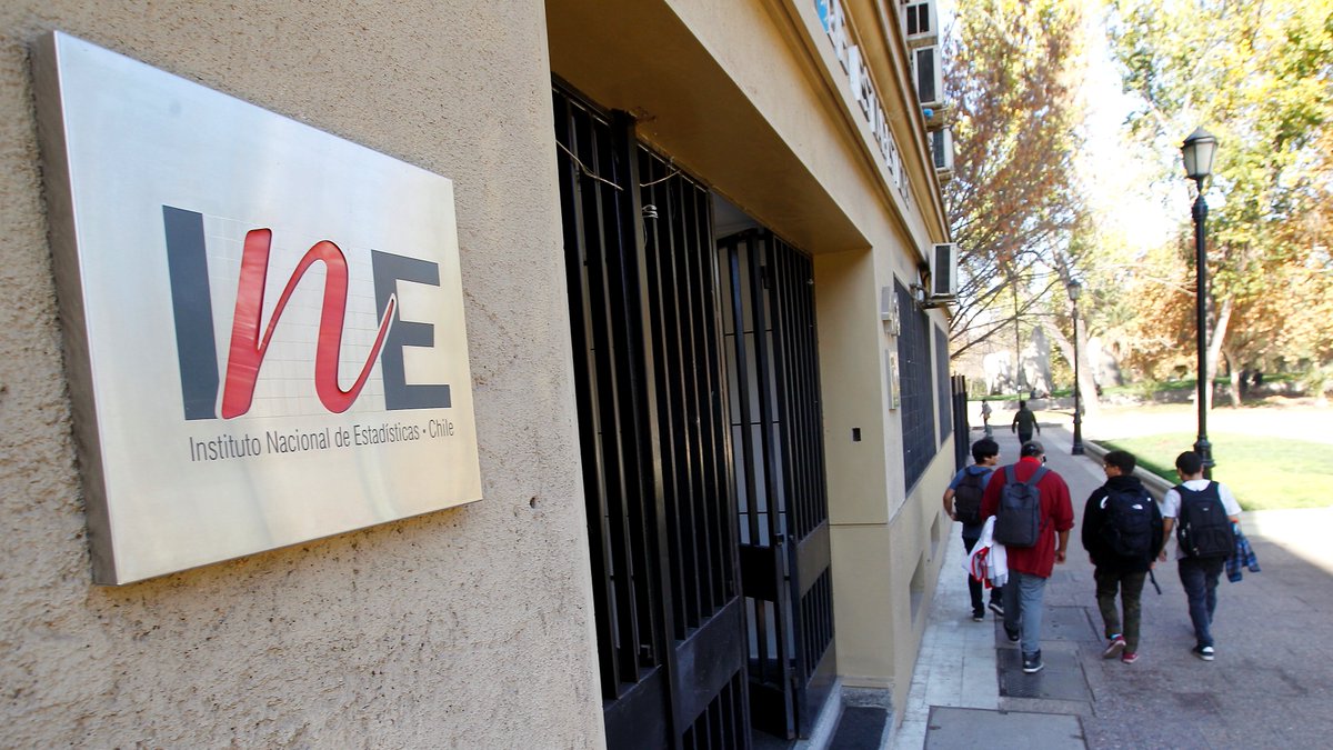 EYN_ELMERCURIO's tweet photo. Hoy en Economía y Negocios:
Polémica por empleo público revela dificultad en el conteo de trabajadores y expertos instan al Gobierno a exigir que instituciones reporten nóminas. 
@INE_Chile @jpbravom @ijones_j @jjobach 
https://t.co/ReWVaL2kBq https://t.co/fUNz1q2zTj