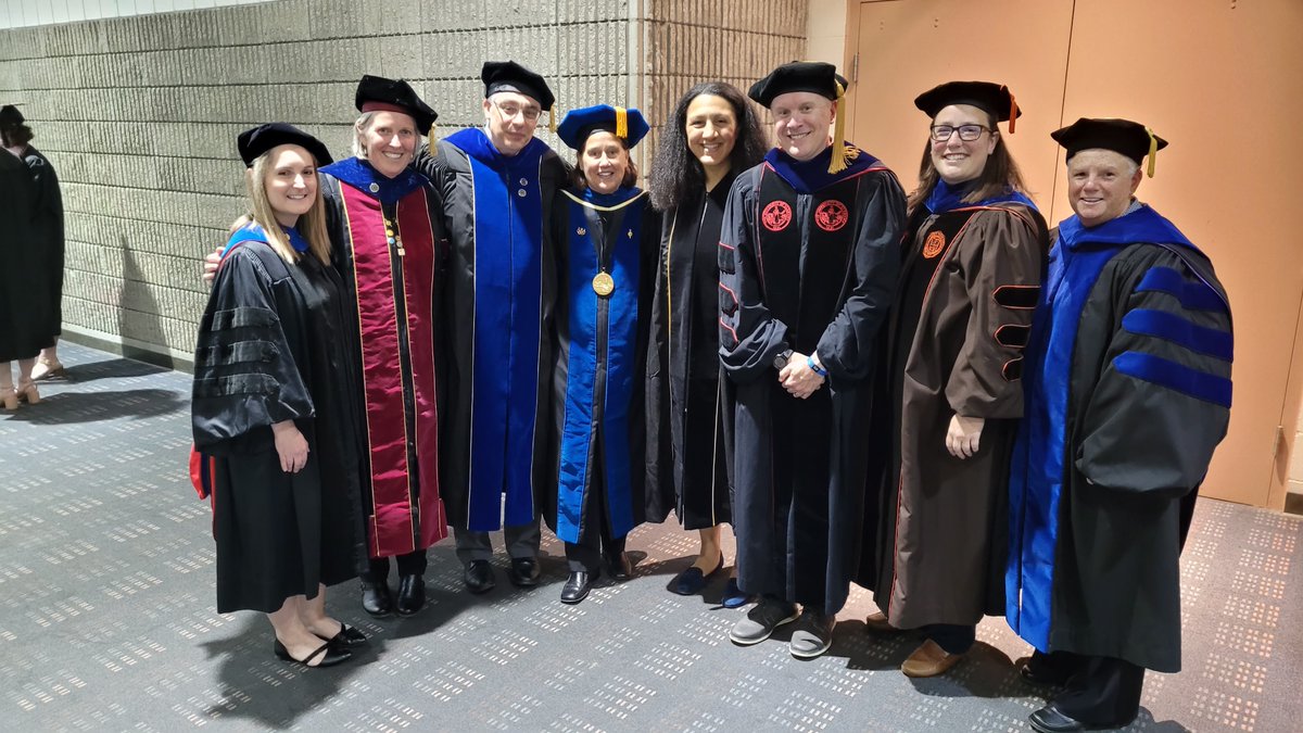 plu_kinesiology's tweet photo. Congrats to @PLUNEWS Class of 2023!! 🎓⭐️
Thank you @eamslider24 (4x Olympian and the most decorated Black athlete in Olympic Winter Games History) for sharing an inspiring message with our graduates! #plugrad #teamKINS #Classof2023 https://t.co/XNcsCLXzj9