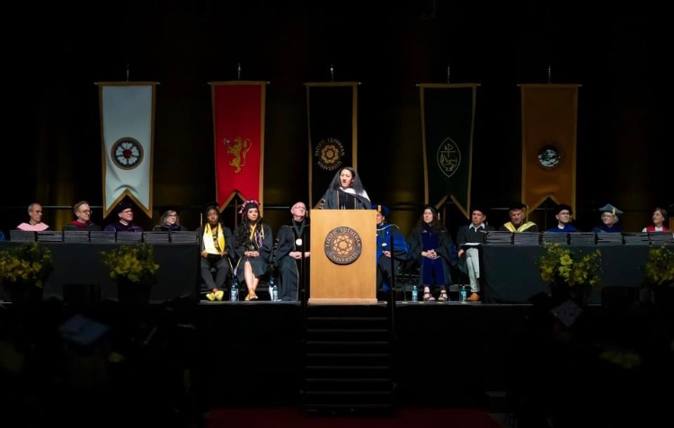 plu_kinesiology's tweet photo. Congrats to @PLUNEWS Class of 2023!! 🎓⭐️
Thank you @eamslider24 (4x Olympian and the most decorated Black athlete in Olympic Winter Games History) for sharing an inspiring message with our graduates! #plugrad #teamKINS #Classof2023 https://t.co/XNcsCLXzj9