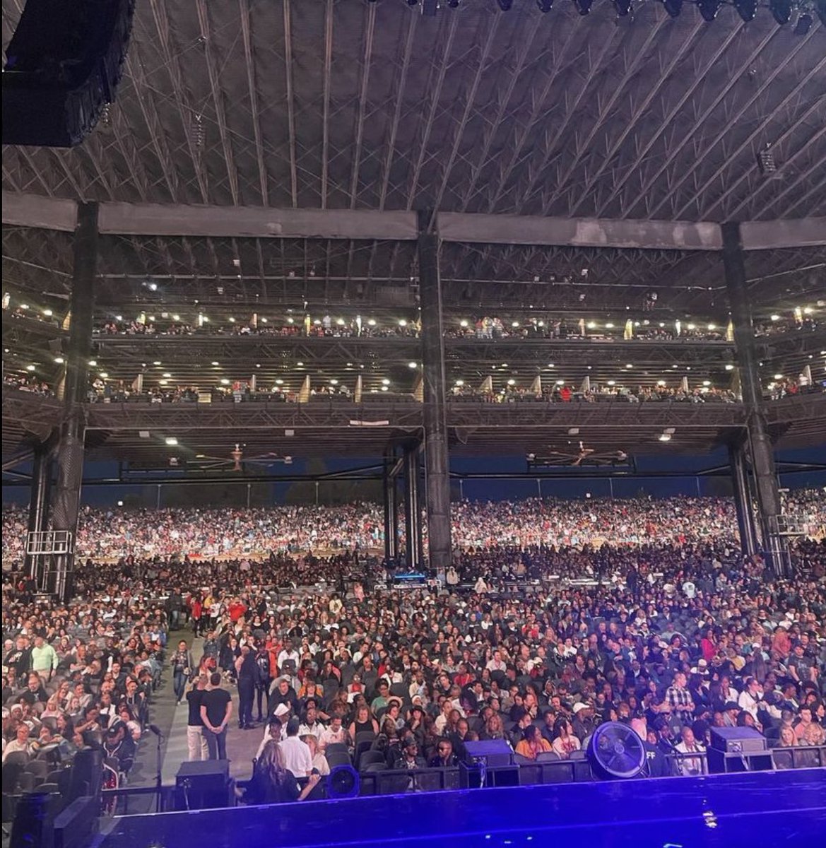 32k SOLD OUT 
TINLEY PARK, IL
@CreditUnion1Amp 
@JanetJackson 
#TogetherAgainTour 
PHOTO: @DjAktive 
(S)