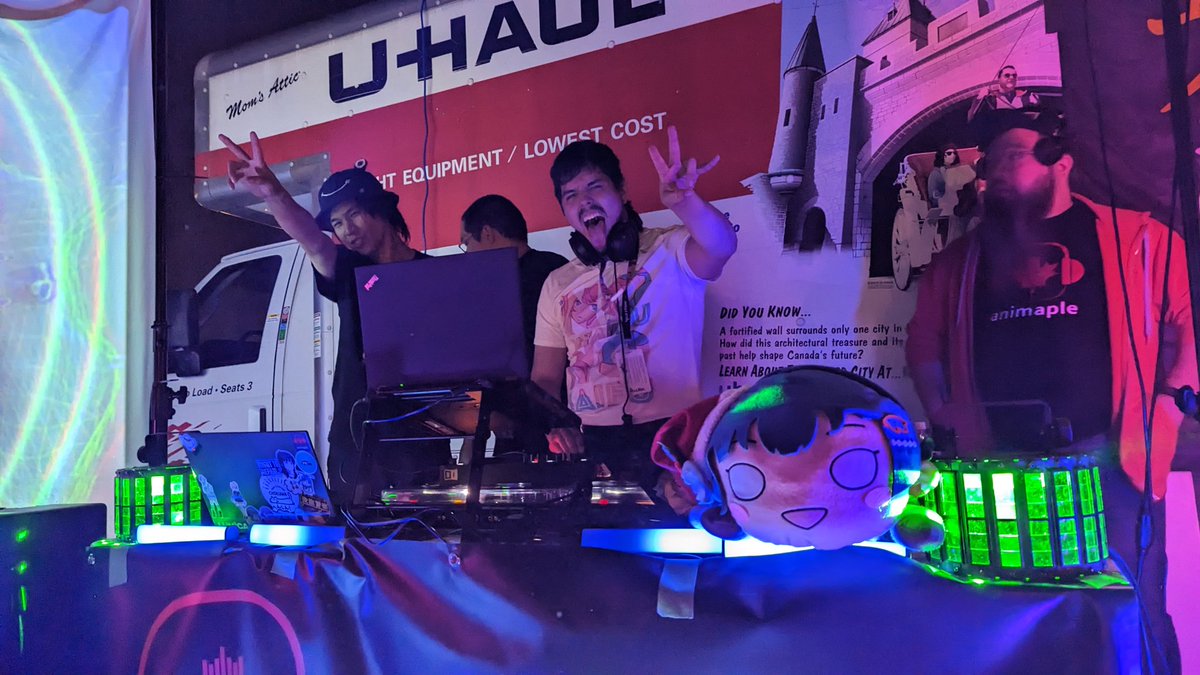 _AniMaple's tweet photo. @REYCALL1 and @timbitcrumbs slaying a con in a parking lot!!!!!! #animaple #anime #anikura #anisong https://t.co/lOyrp6Dn1o