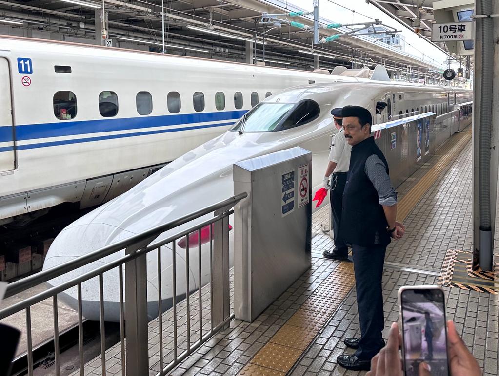 ஒசாகா நகரிலிருந்து டோக்கியோவுக்கு #BulletTrain-இல் பயணம் செய்கிறேன். ஏறத்தாழ 500 கி.மீ தூரத்தை இரண்டரை மணிநேரத்திற்குள் அடைந்துவிடுவோம். உருவமைப்பில் மட்டுமல்லாமல் வேகத்திலும் தரத்திலும் #BulletTrain-களுக்கு இணையான இரயில் சேவை நமது இந்தியாவிலும் பயன்பாட்டுக்கு வர வேண்டும்; ஏழை -…