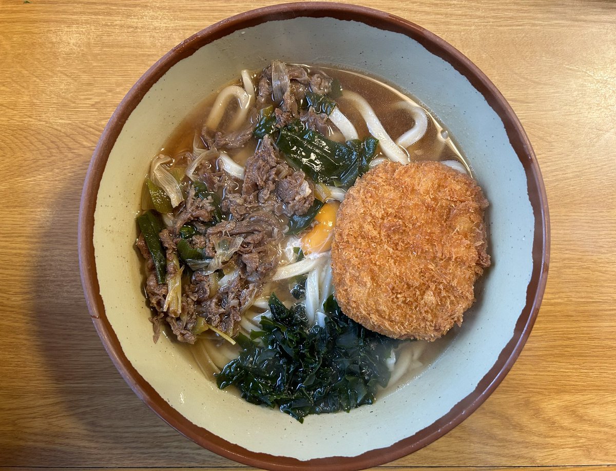 【牧のうどん】太宰府市の「牧のうどん」で「肉たまごコロッケうどん」を頂きました。久々に牧のうどんを食べて満足しました。牧のうどんではやっぱり肉は必須ですね。