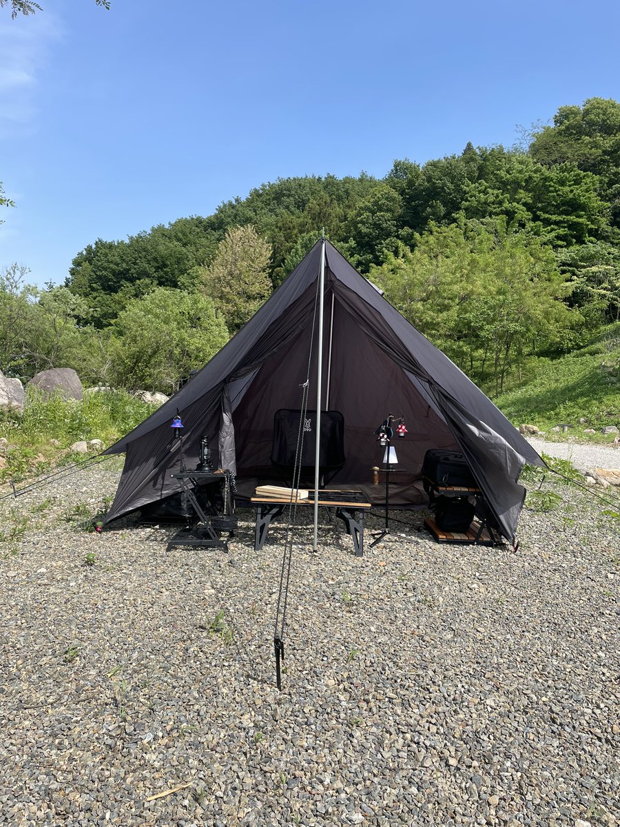 今回も一番落ち着く大好きなキャンプ場✨️
そして、雨用に買ったショウネンテント
雨の日にもたつくの嫌なので張ってみた！

特に意識してなかったけど、ブラック
キャンパーになれた気分☺️

 #キャンプ
 #キャンプ好きと繋がりたい