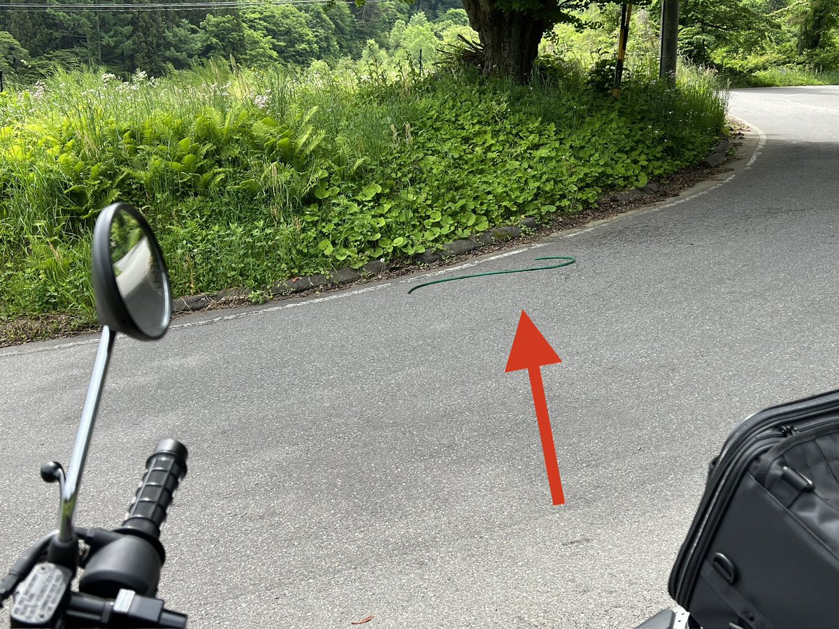 CT125ito's tweet photo. 初心者ライダーの通る道に、ヘビみたいな形のホースを落とさないで頂きたい。
二度見して停車してしまったじゃないか！
長野市大岡にて撮影
#カブならどこまでも行ける #ct125  #ハンターカブ
#長野市 https://t.co/bGIpEzFKJ1
