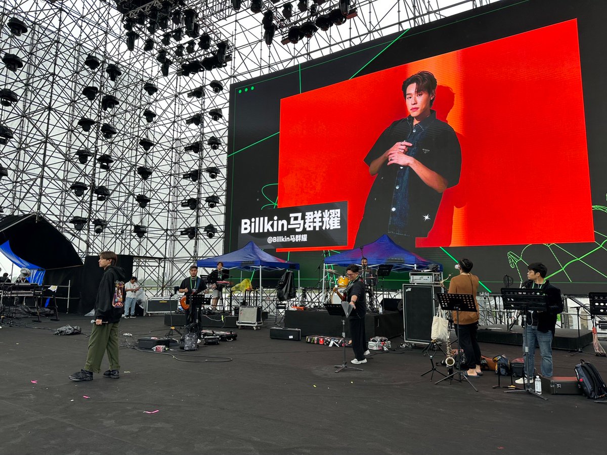 Billkin_Ent's tweet photo. อัปเดตปรับเวลาการขึ้นแสดงของ 'บิวกิ้น' 
ในงาน Qingdao Action Airport Music Festival 
จากเวลา 21.00 น. 
เป็นเวลา 19.45 น.

เตรียมตัวกันให้พร้อม แล้วมาให้กำลังใจกันเยอะ ๆ น้า 🧡

#BillkinEntertainment #Bbillkin https://t.co/BXwTSXVjsY