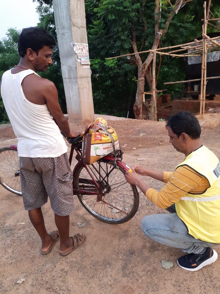 OdishaCalling's tweet photo. #StaySeen #StaySafe! 
#RetroRefleciveTapes for cycles.Prevent cyclis hit from behind in the dusk. (Jaripatna,Mancheswar)
@OdishaCalling 
@STAOdisha @CTOdisha @ushapadhee1996 @rto_cuttack @rto_bbsr2 @RtoBbsr_I @DCT_CentralZone @UN_RSF @RoadSafetyNGOs @MORTHRoadSafety @DMKhordha https://t.co/VZvq8yVelP